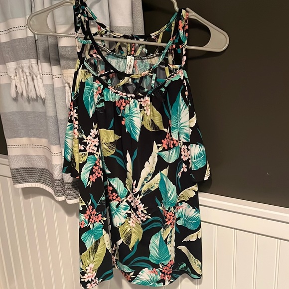 Per Seption Concept- Cut out shoulder tank top, open criss cross, floral, Size M - Picture 1 of 5